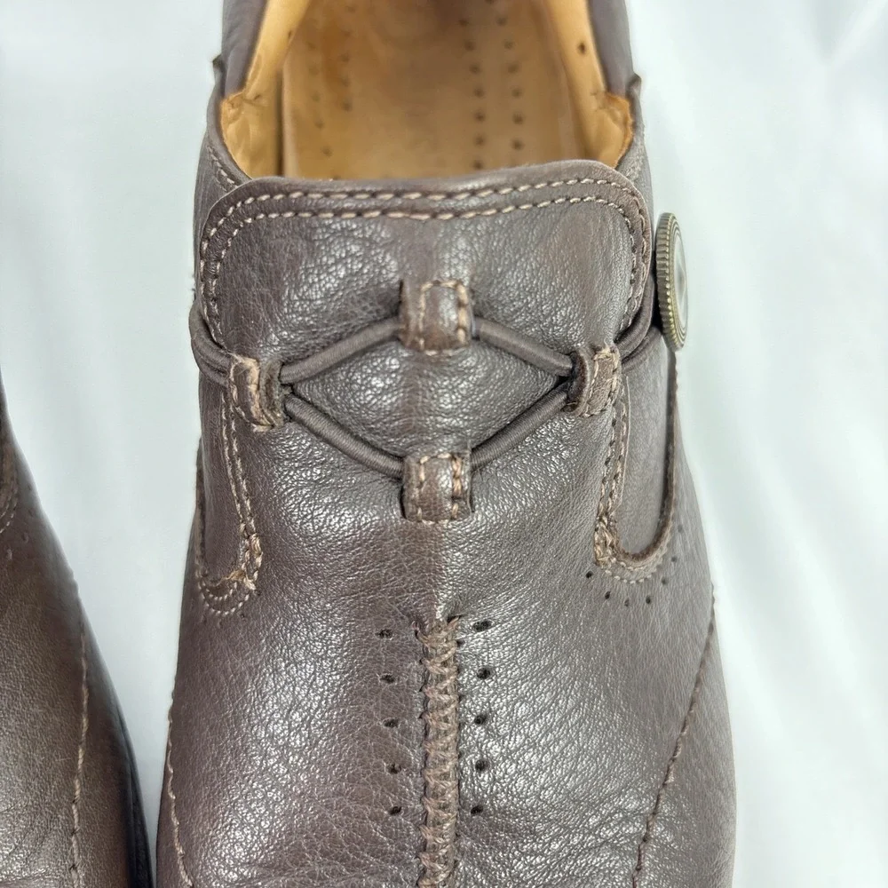Clarks Unstructured Brown Leather Slip-On Comfort Shoes Womens 8.5 Button Detail